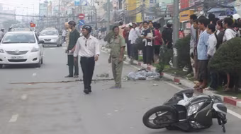 Xe máy chở 3 đâm vào trụ điện, 2 người tử vong