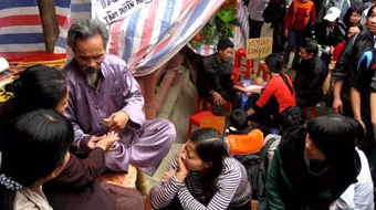 Bi hài đi lễ, xem bói đầu năm