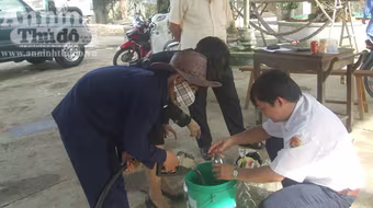 Mua phải xăng dởm, hàng chục xe máy gặp "nạn"