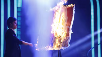 Huy Tuấn bị thí sinh châm lửa, "đốt" trên sân khấu