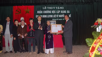 Truy tặng Anh hùng LLVT, liệt sĩ Nguyễn Đình Bể Huân chương Độc lập hạng Ba