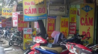 Mượn xe máy và điện thoại của bạn đi cầm đồ lấy tiền tiêu xài