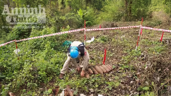 Không bán phế liệu được, vứt ra bãi rác...cả trăm quả bom