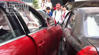 Xe Audi gây tai nạn liên hoàn trong trường học