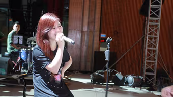 Hương Tràm mang "Ngại ngùng" đến Lễ trao giải Cống hiến