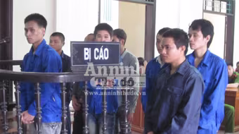 Dùng cán cuốc đánh vỡ sọ đối thủ giữa ban ngày