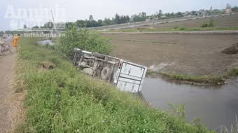 Xe ô tô chở hàng đông lạnh bất ngờ mất lái, lật xuống hố nước