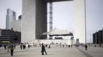 Một binh lính Pháp bị đâm vào cổ khi tuần tra trên phố