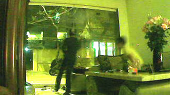 Xông vào nhà cướp giật iPhone trên tay bé trai 13 tuổi