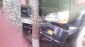 Chặn xe trôi dốc, tài xế bị xe cán ngang người