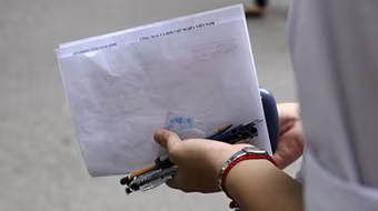 Bình Định: Một thí sinh bị đình chỉ do mang điện thoại di động vào phòng thi