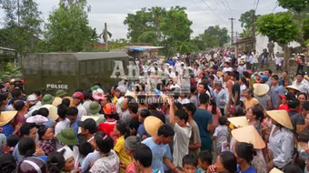 Cẩu tặc bị hàng nghìn người dân vây đánh tử vong