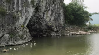 Chèo thuyền dạo chơi trên hồ, 3 cậu cháu chết đuối thương tâm