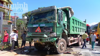 4 xe ô tô "húc đuôi" nhau, quốc lộ 1A tắc nghẽn suốt 5km