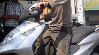 Giả vờ hỏi đường để cướp xe máy