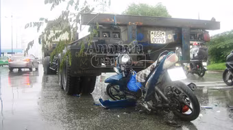 Xe máy đâm đuôi container, một người nguy kịch