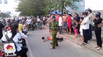 Cầm dao, kiếm truy sát chủ quán cơm, kẻ côn đồ bị người dân quây đánh