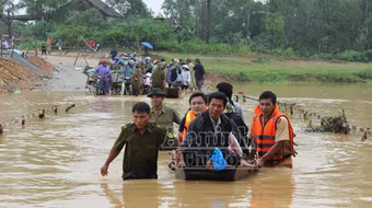 Sáng ngời hình ảnh người chiến sỹ công an nơi rốn lũ