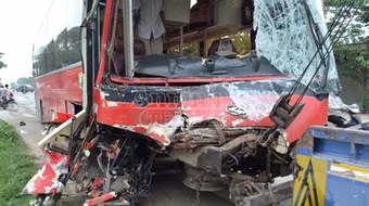 Xe khách nát bét đầu sau cú đâm trực diện vào xe tải