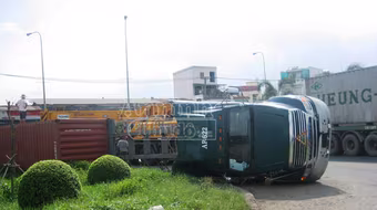 Đang ôm cua, container bỗng nhiên lật nhào giữa đường