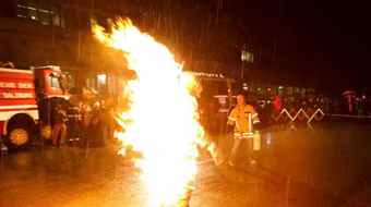 Vợ châm lửa giúp chồng hóa "ngọn đuốc sống", lập kỉ lục Guinness