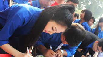 Hoa hậu Ngọc Anh rạng rỡ trong màu áo xanh tình nguyện