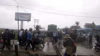 Băng qua đường ngang thiếu quan sát, cụ bà 80 tuổi bị tàu hỏa tông chết