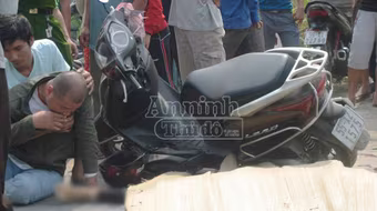 Bị xe ben cán, chồng khóc ngất bên xác vợ