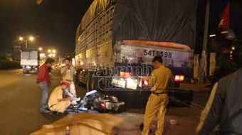 Tông vào đuôi xe tải đỗ bên đường, một thanh niên tử vong