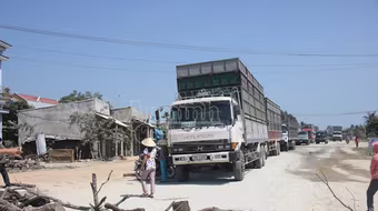 Quảng Ngãi: Dân vác gỗ chặn đường, hàng trăm ô tô mắc kẹt trên QL 24