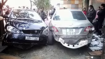 Tránh xe máy, ôtô gây tai nạn liên hoàn