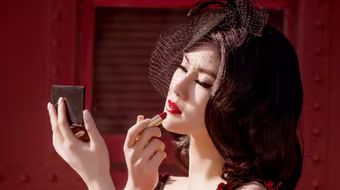 Hoa hậu Tristina Trâm Bùi khoe sắc với phong cách cổ điển