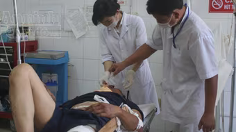 Xe tải gặp nạn khi đổ đèo, 3 người bị thương nặng