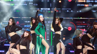 Bài hát yêu thích tháng 4: Đêm nhạc rực rỡ sắc màu