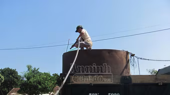 Khát, dân “đắng lòng” mua nước với giá 100.000 đồng/m3