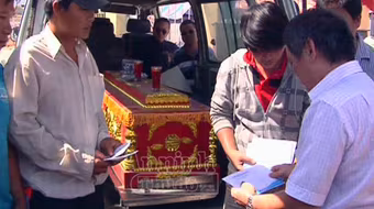 Trao tiền hỗ trợ cho ngư dân trên tàu cá bị đâm chìm 