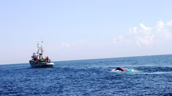 Tàu Trung Quốc dã man, bỏ mặc ngư dân Việt Nam sống chết giữa biển