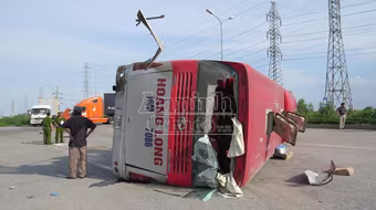 Xe đầu kéo húc xe khách bay xa 40m, 40 người nhập viện