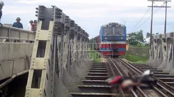 Cố băng qua đường, người đàn ông bị tàu đâm phải, kéo lê hơn 100m