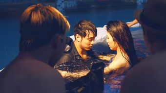 Ưng Hoàng Phúc "bỏ rơi" Kim Cương, tình tứ cùng Trang Pháp bên hồ bơi