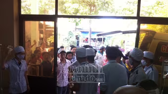 Xe khách đấu đầu, 23 hành khách nhập viện cấp cứu