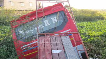 Xe khách lao xuống mương, 6 người nhập viện