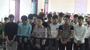 Bị đánh khi đến chơi nhà bạn gái, kéo nhau đi phục thù, rồi... vào tù