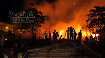 Lửa cháy dữ dội, thiêu rụi toàn bộ công ty sách tỉnh Phú Yên