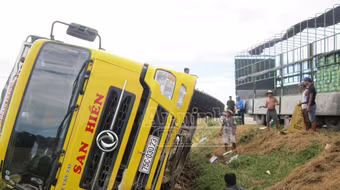 Hà Tĩnh: Xe chở bia lật nhào, người dân giúp lái xe gom hàng