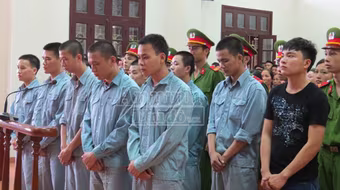 "Đại ca" mang súng "làm cỏ" đối thủ, bố bị chém chết, con nhận án tù