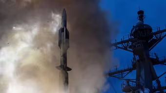 [ẢNH] Tàu trinh sát Nga chế áp khiến tên lửa đánh chặn Mỹ bắn trượt mục tiêu?