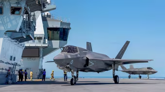[ẢNH] F-35B Anh đột nhiên xuất hiện ngay trên đội hình tác chiến Hải quân Nga