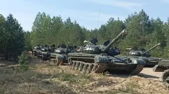 Quân đội Belarus kéo thiết bị quân sự mang ký hiệu chiến thuật 'B' tới biên giới Ukraine