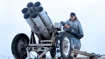 Rocket chống ngầm RBU-1200 được đưa từ tàu lên bờ để tác chiến